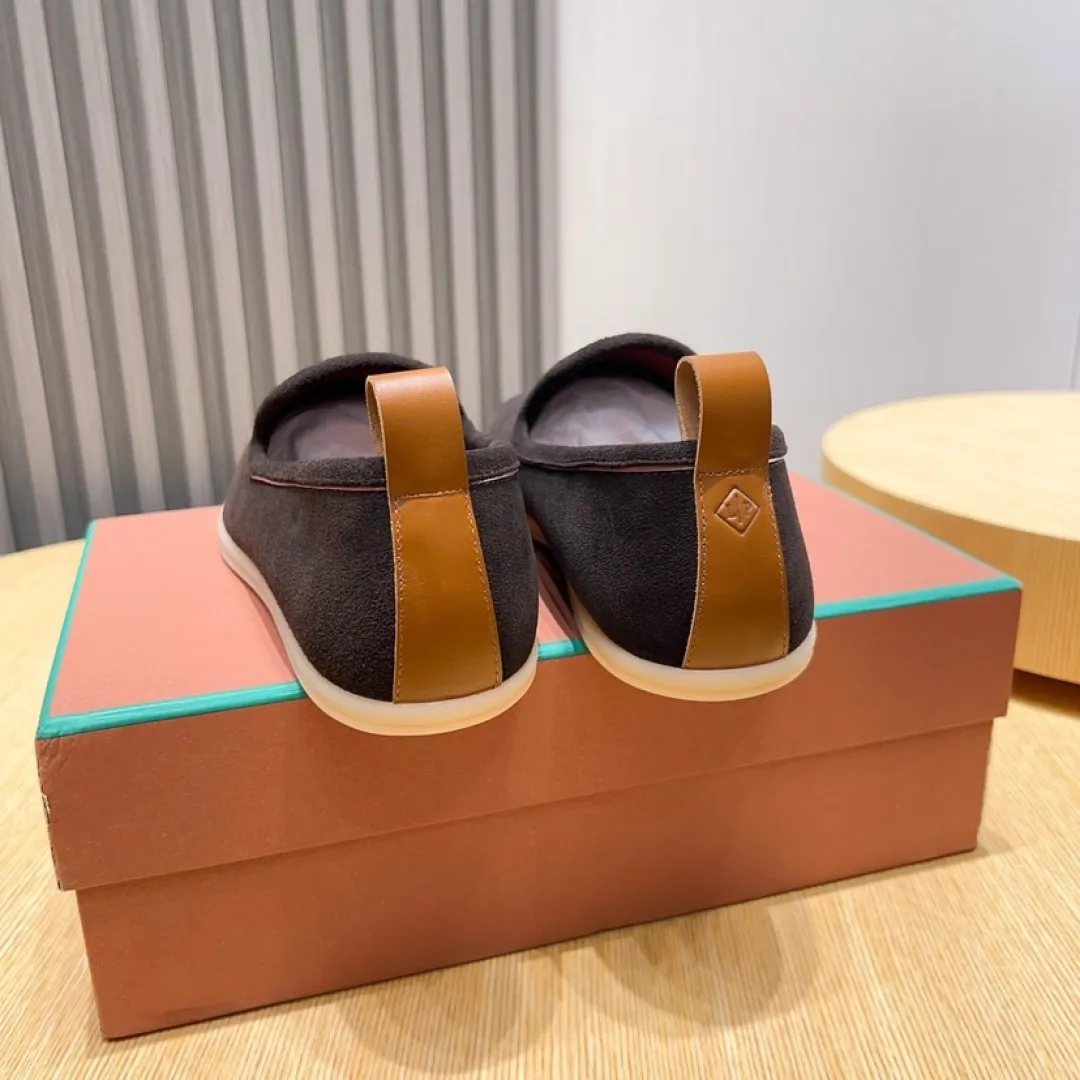 Men's shoes 400💰[loro piana] 2025 new moccasins, popular casual sneakers for street men. The shoes are made of first-layer suede leather uppers with rubber soles, a classic. The complex craftsmanship and meticulous structure make the shoes light and soft, allowing you to walk comfortably and freely. Perfect for summer wear. Yardage: 38-45.